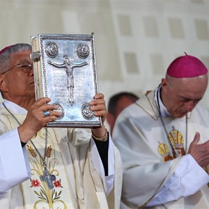 Replika plenarija i raspela iz riznice zagrebačke katedrale resila evanđelistar na sprovodnoj misi za Benedikta XVI.